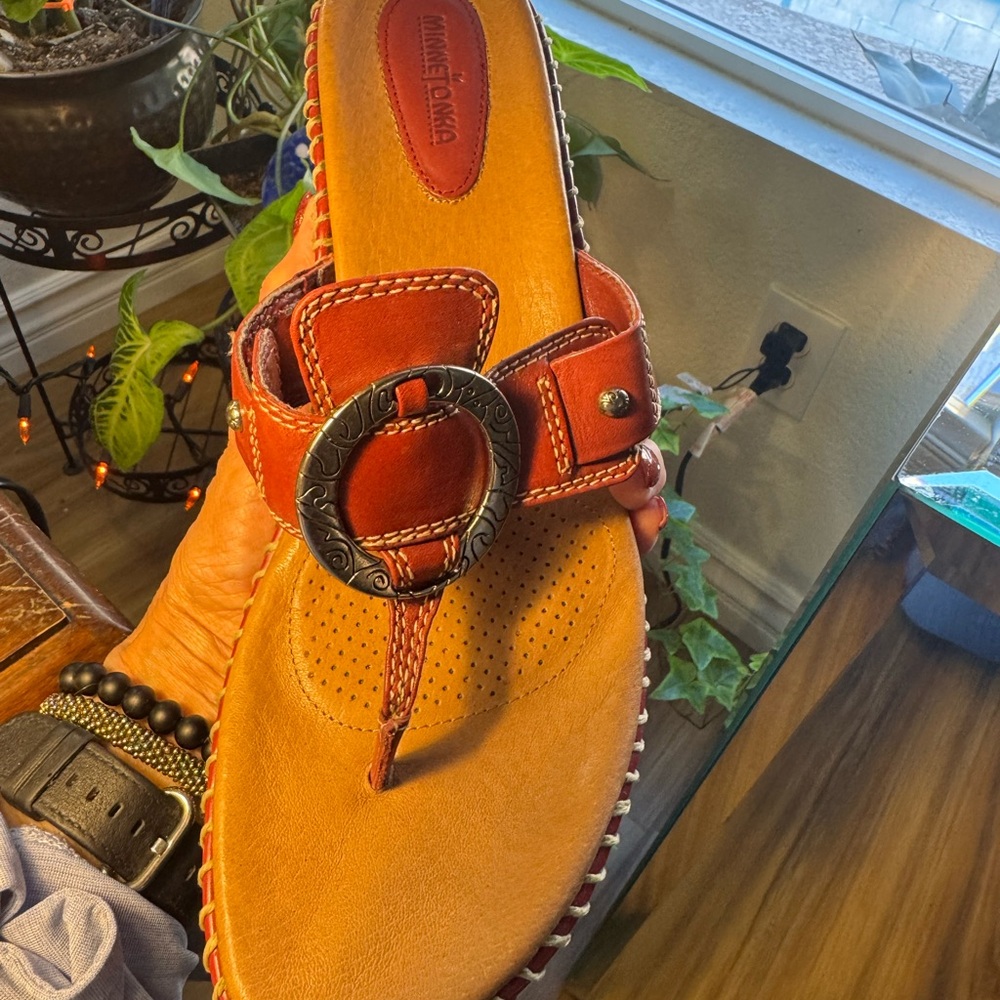 Minnetonka Women's Ref and Tan Sandals - Picture 8 of 13